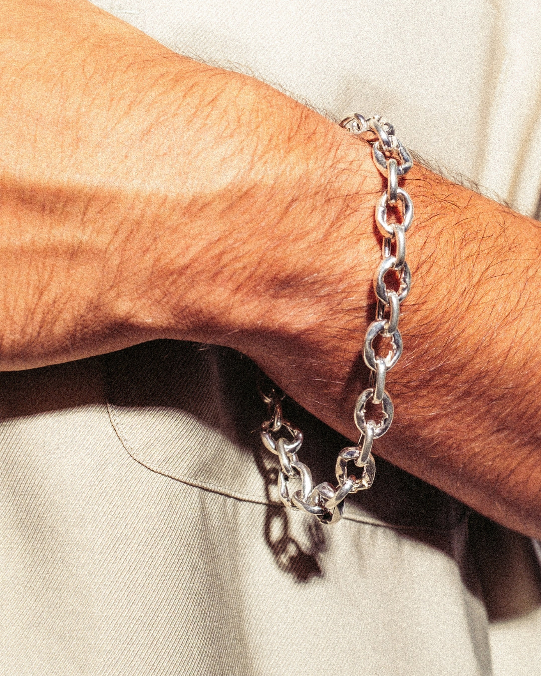 Armband aus 925er Silber mit massiven, ovalen Gliedern und T-Verschluss. Zeitloses Design mit leichtem Glanz.