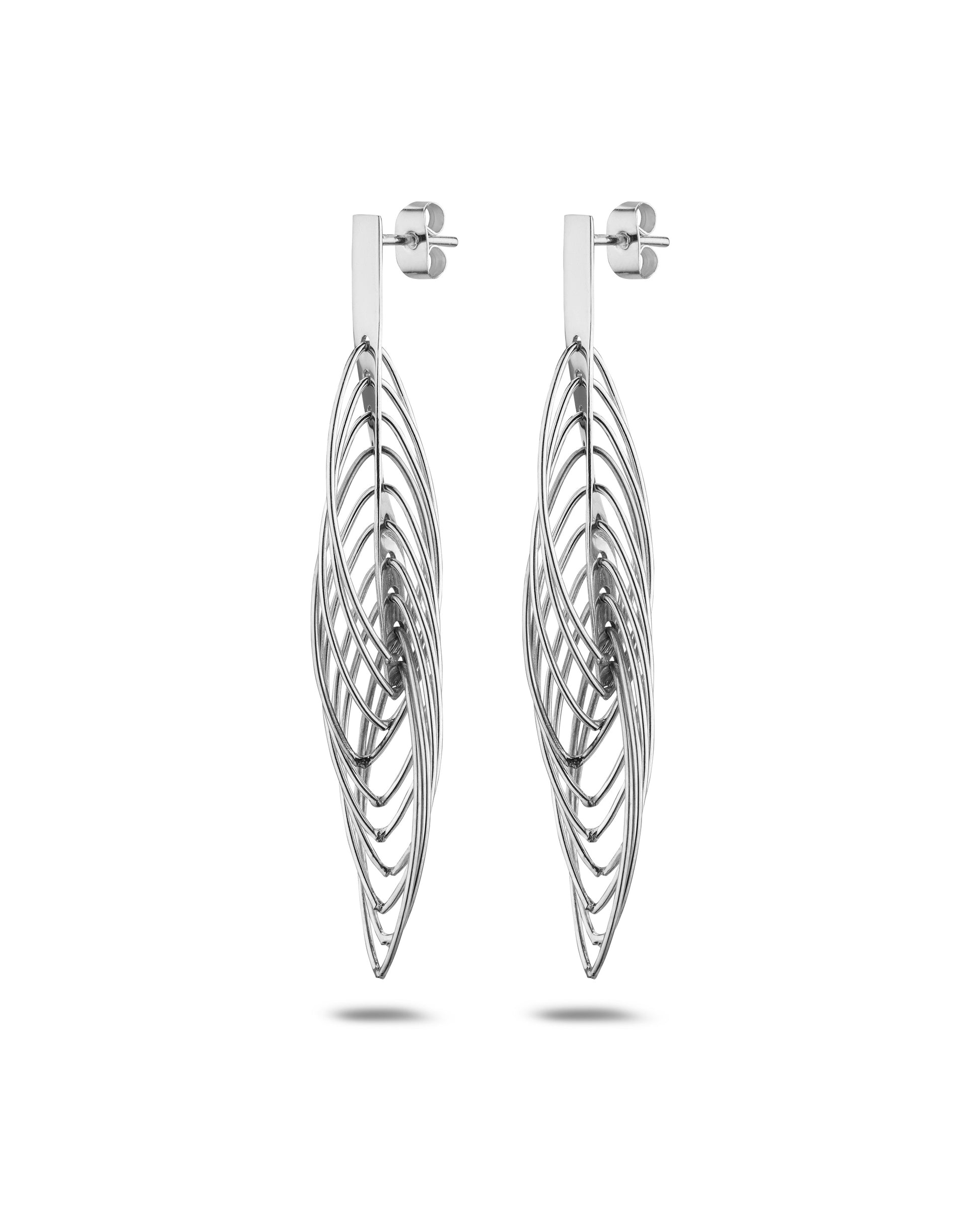Lange, skulpturale Ohrstecker aus 925er Silber mit offener, gefiederter Struktur. Leicht wirkendes Design mit Steckverschluss.