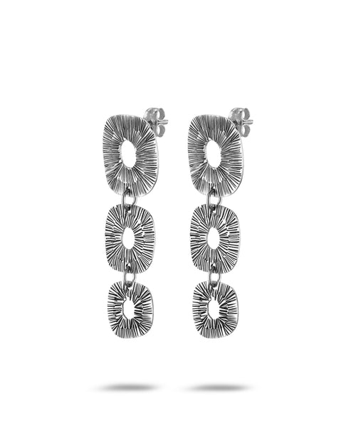 Lange Ohrstecker aus 925er Silber mit drei organisch geformten Gliedern. Markante Linienstruktur, geschwärzte Oberfläche, beweglich verbunden.