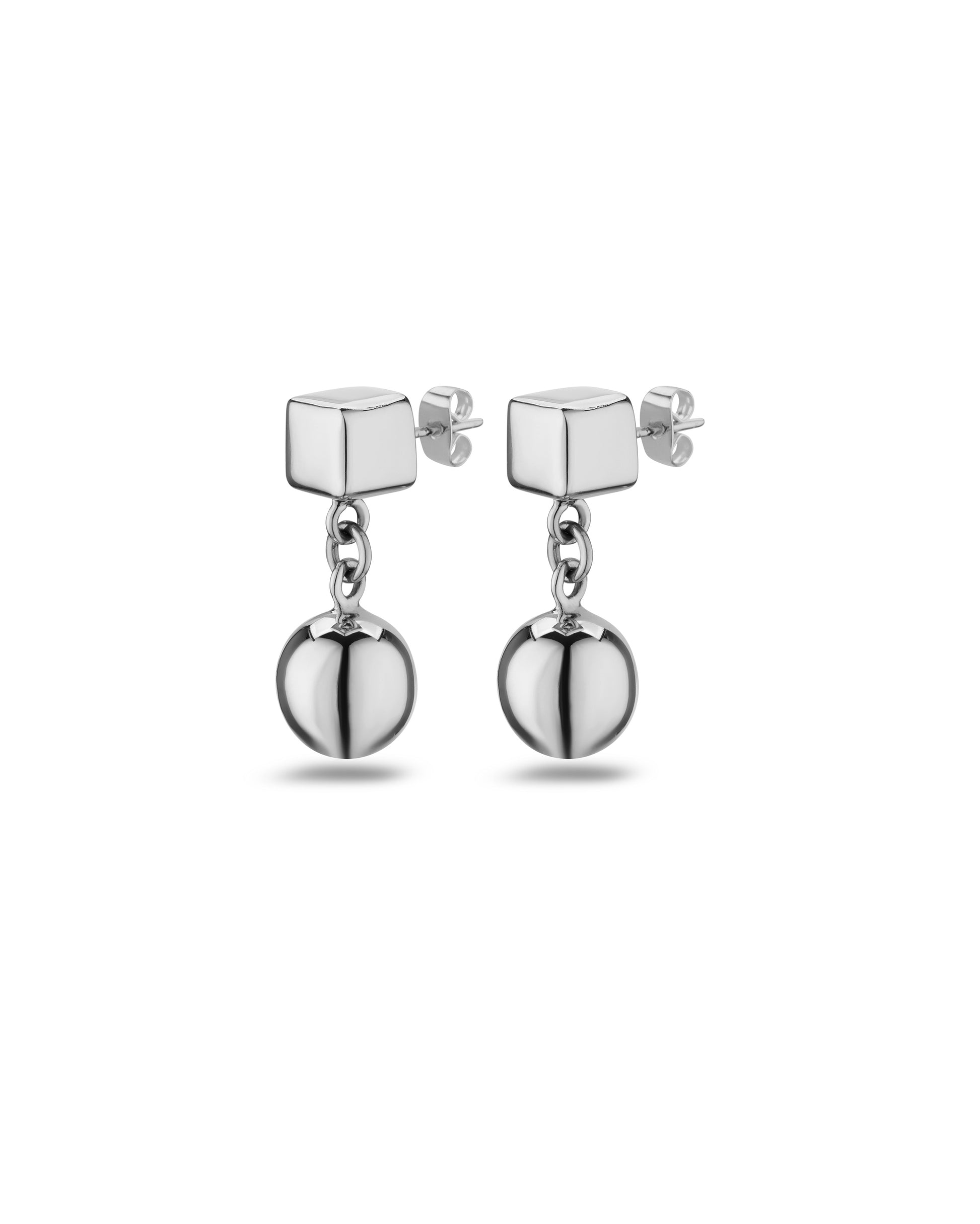 Ohrstecker aus 925er Silber mit würfelförmigem Oberteil, beweglich verbunden mit einer glänzenden Kugel. Moderner Look mit geometrischem Kontrast.