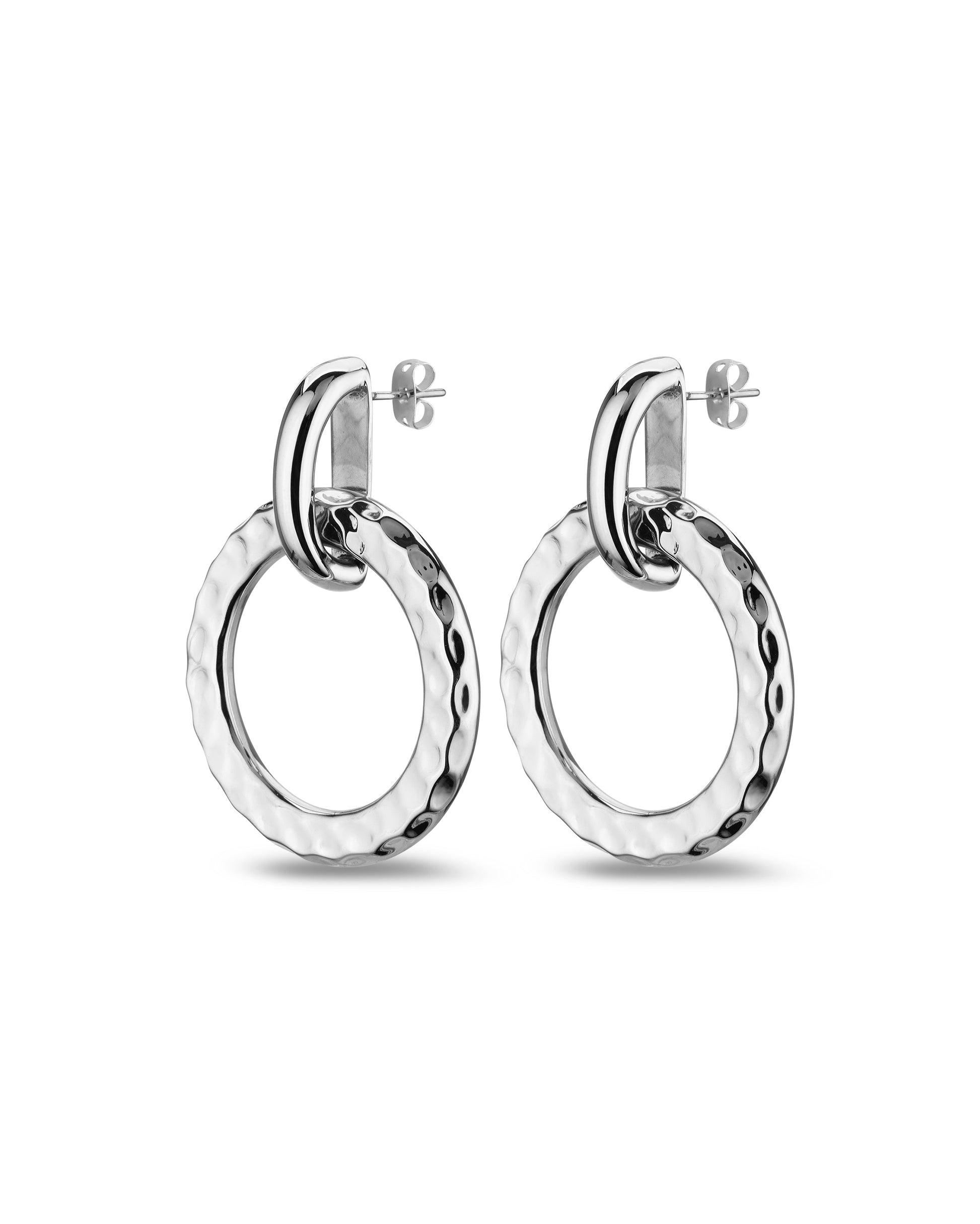 Silberne Ohrstecker aus 925er Silber mit glänzendem Verbindungselement und großem, gehämmertem Ring. Strukturierter Look mit Steckverschluss.