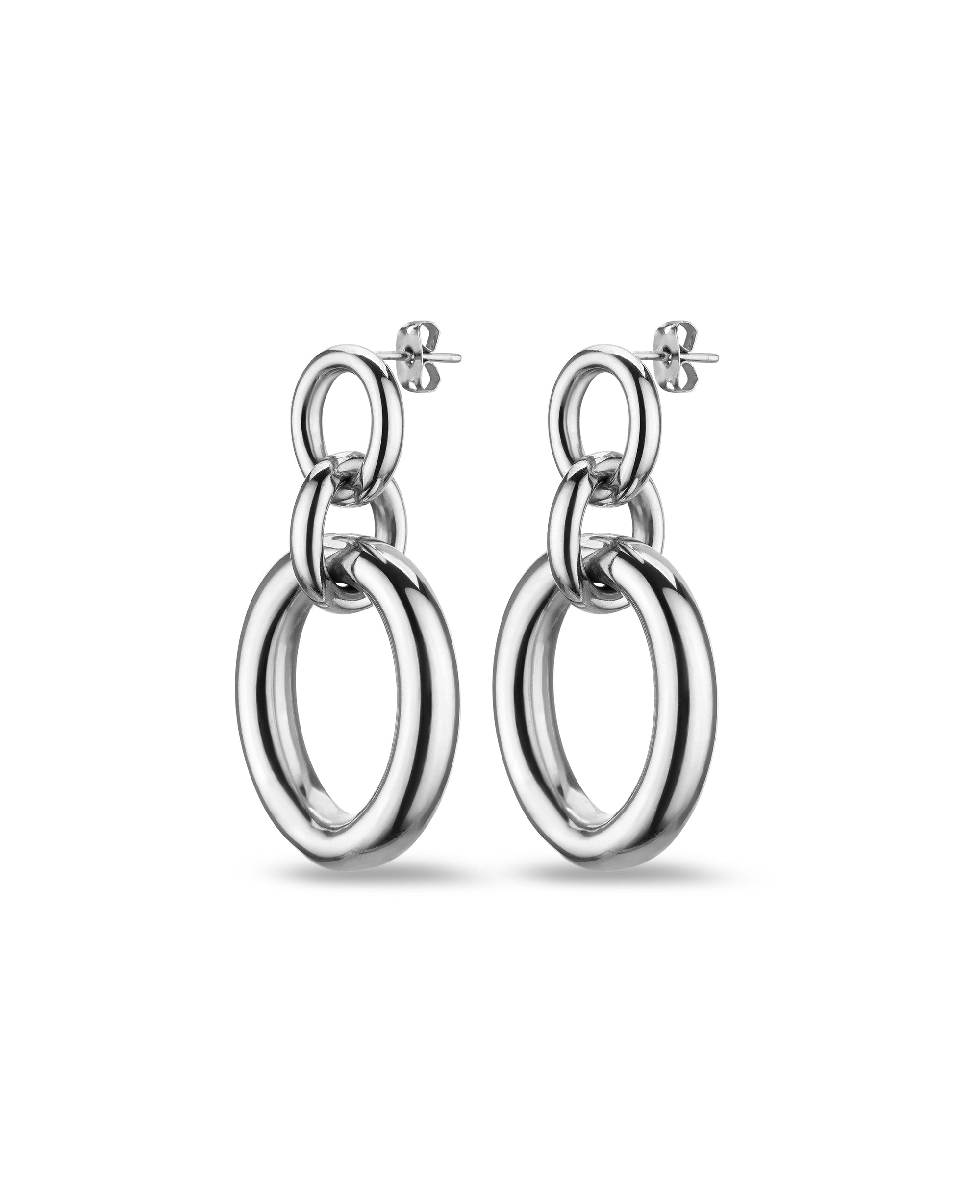 Ohrstecker aus 925er Silber mit drei verbundenen, voluminösen Ringelementen. Glänzende Oberfläche, modernes Statement-Design.