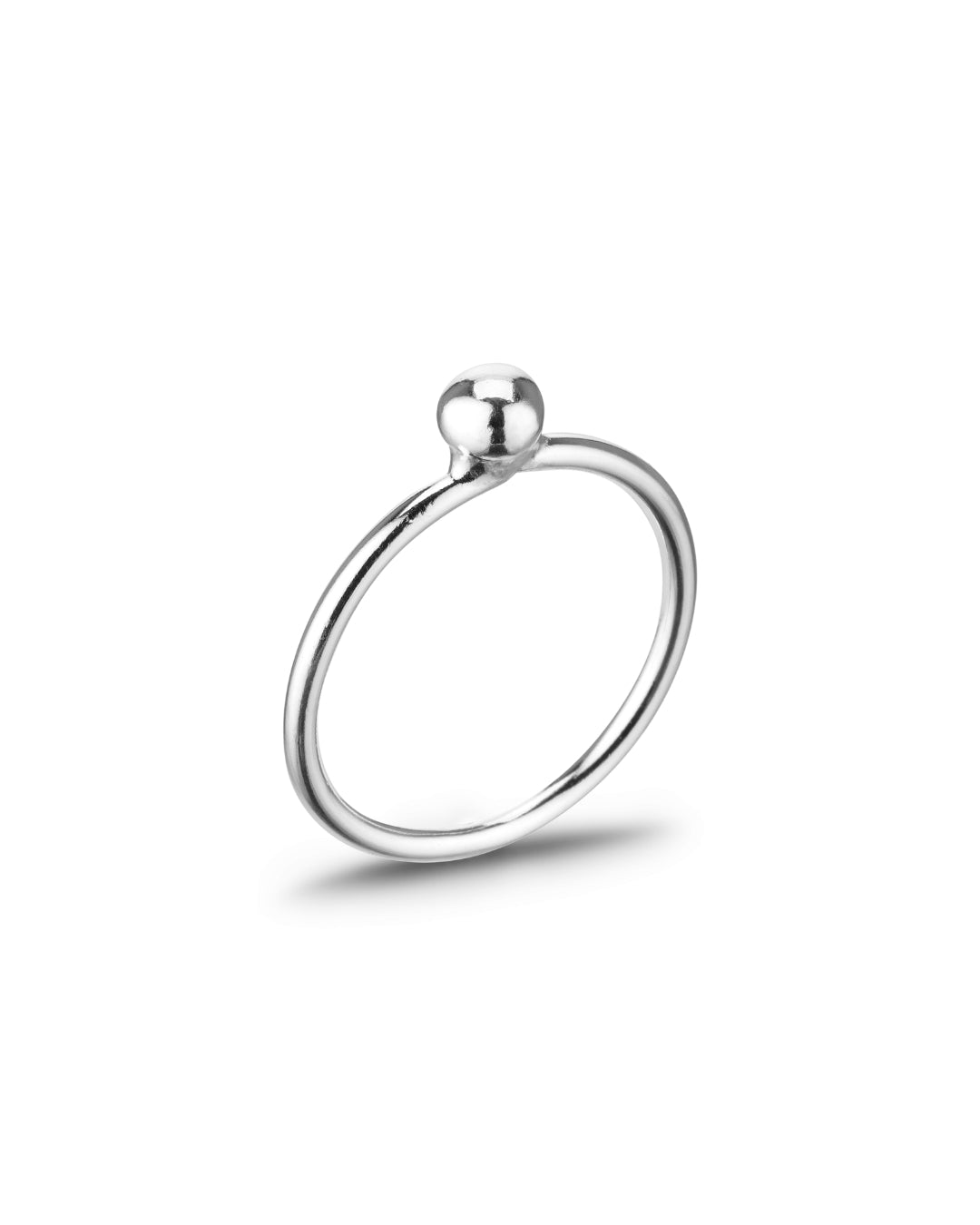 Zarter Silberring mit feinem Band und kleiner, glatter Kugel. Minimalistisches Design aus 925er Silber.
