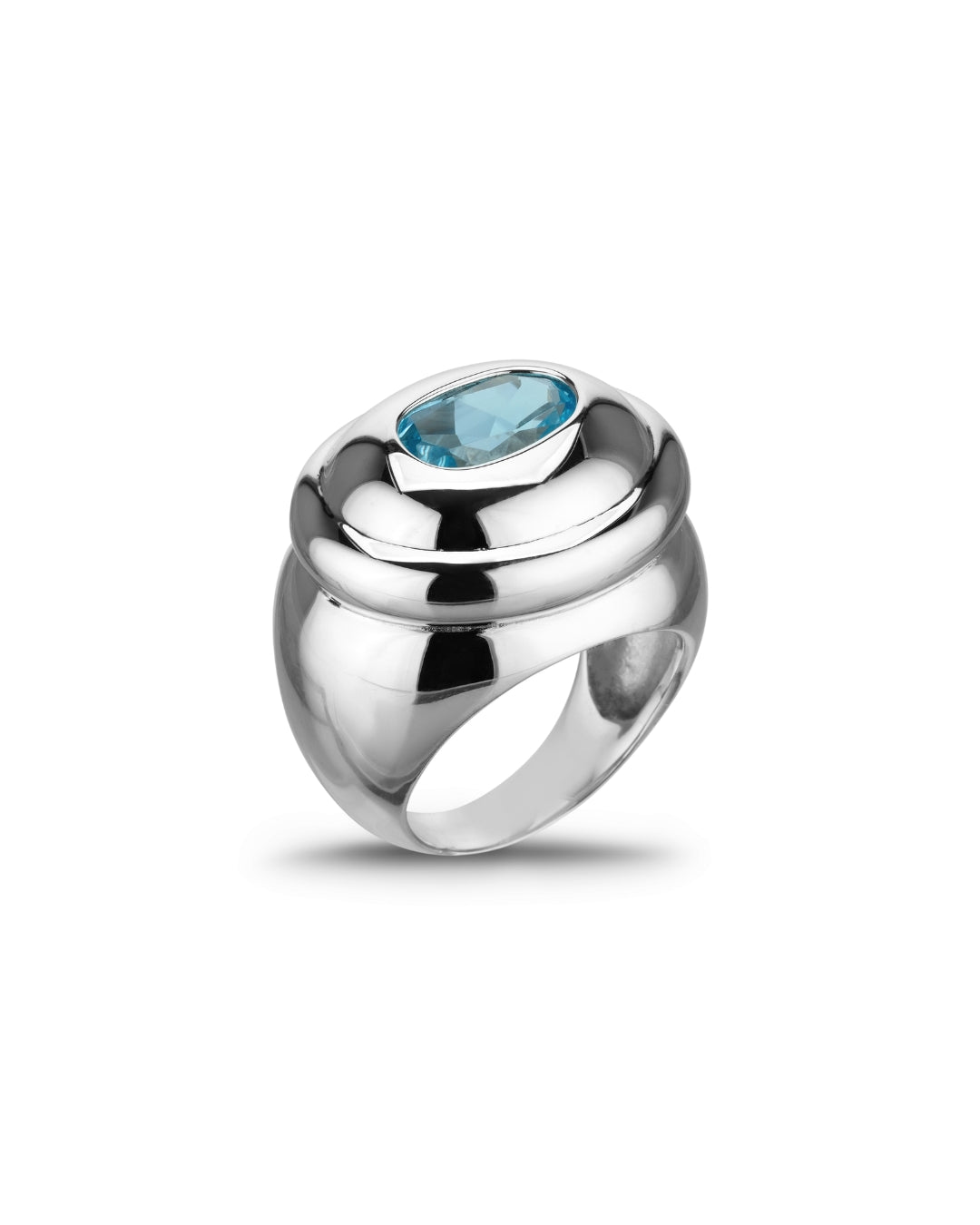 Massiver Silberring mit rund modellierter Form und ovalem Blautopas in glatter Fassung. Glänzende Oberfläche, Statement-Design.