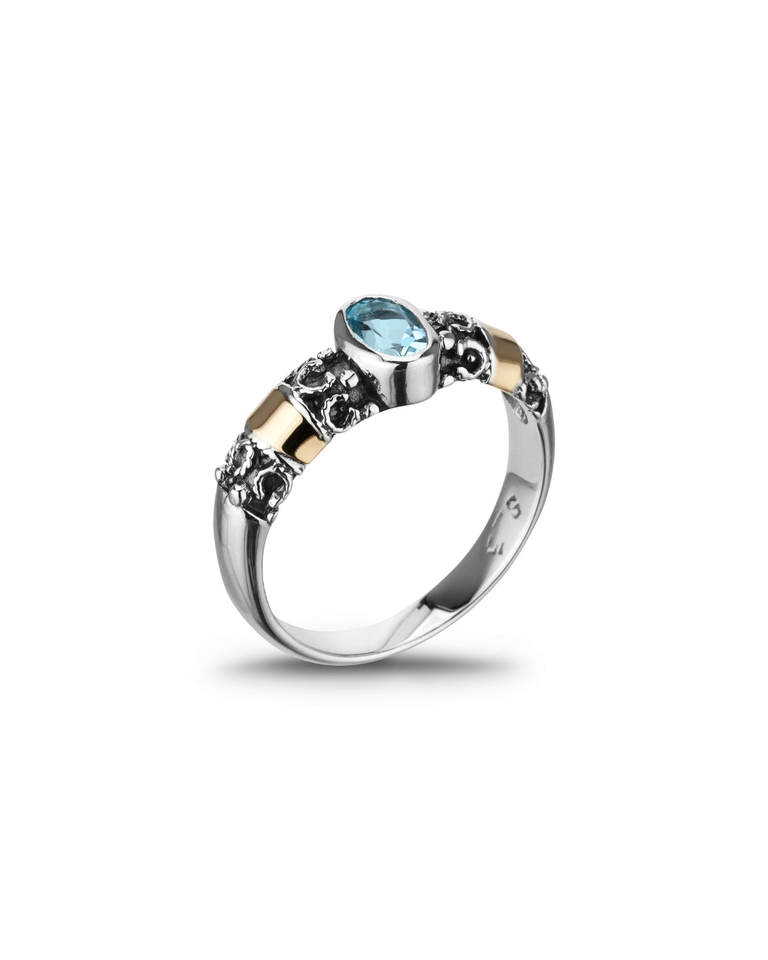 Silberring mit strukturiertem Band, zwei Elementen aus 14K Gelbgold und einem oval geschliffenen Blautopas. Hochwertiger Materialmix in modernem Design.