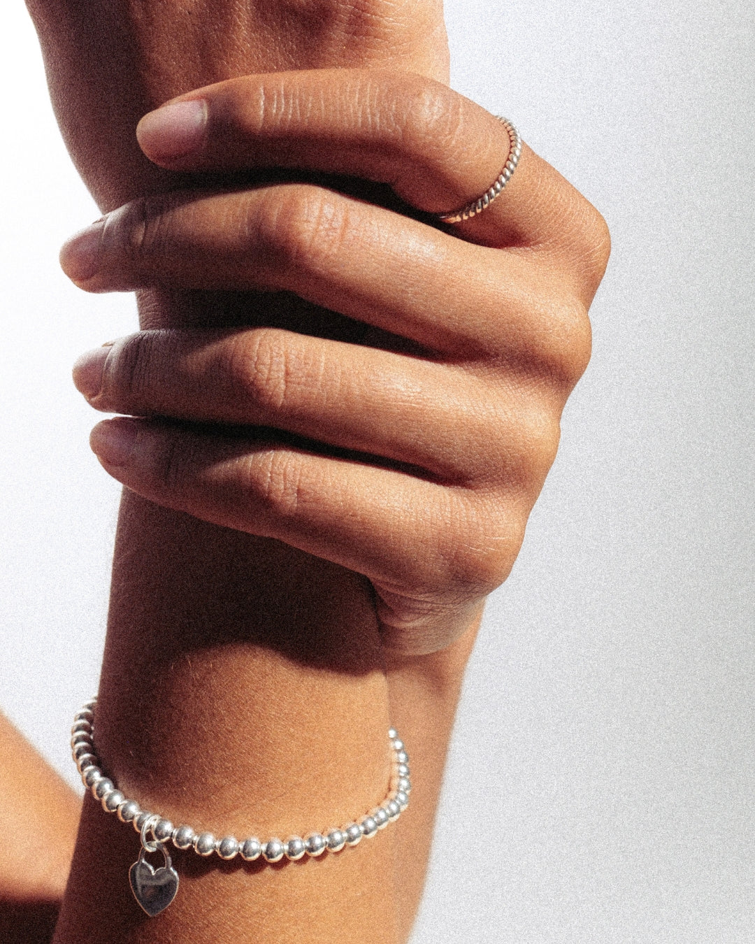 Schmaler, gedrehter Ring aus 925er Silber. Feine Struktur mit dezentem Glanz, minimalistisches Design.