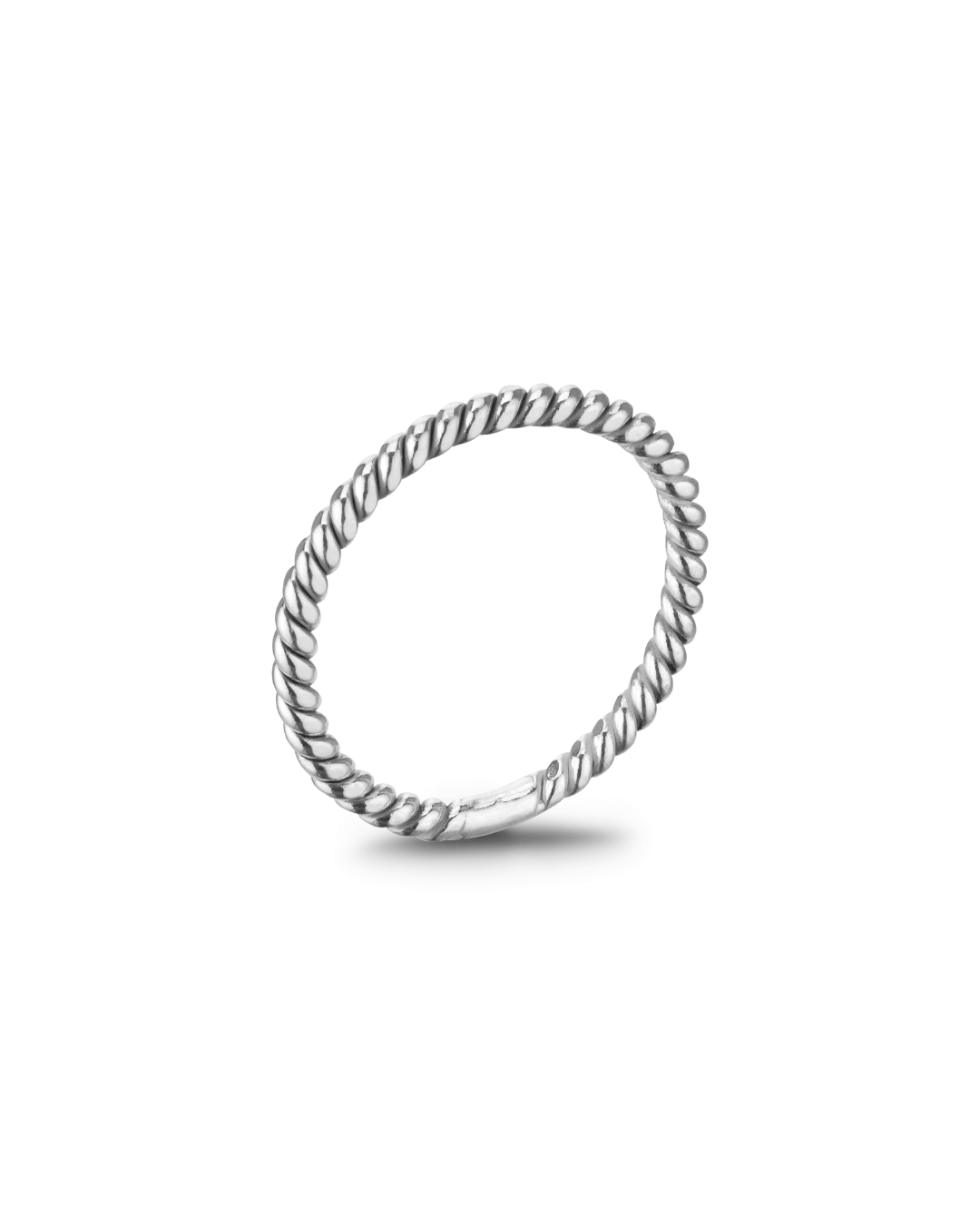 Schmaler, gedrehter Ring aus 925er Silber. Feine Struktur mit dezentem Glanz, minimalistisches Design.