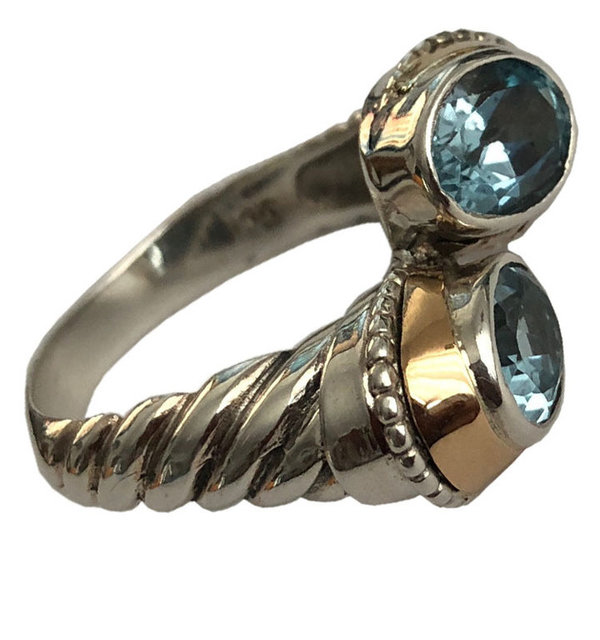 Ring "mit goldene Fassung und mit blauem Topas"